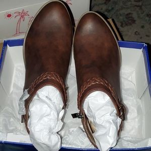 NWOT Women's Booties size 6w